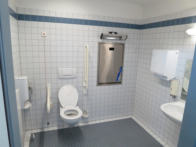 Hjemmelavede tricks til at åbne et stoppet wc uden kemikalier